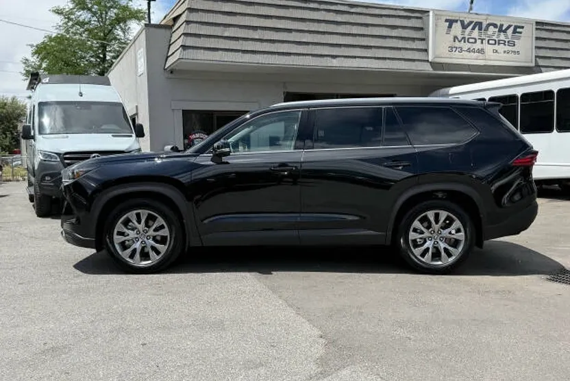 2025 Toyota Highlander Hybrid Limited photo 1