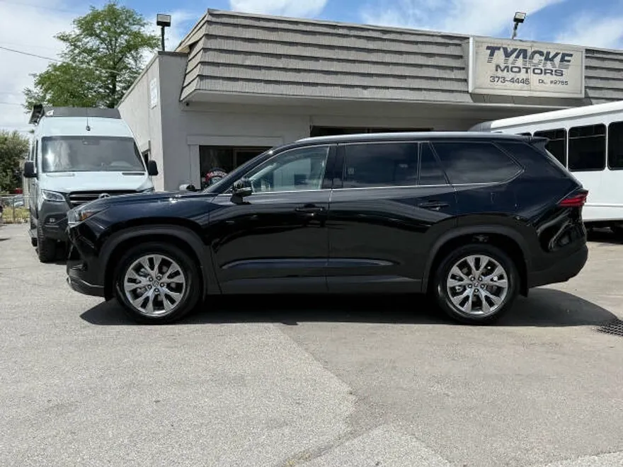 2025 Toyota Highlander Hybrid Limited photo 1