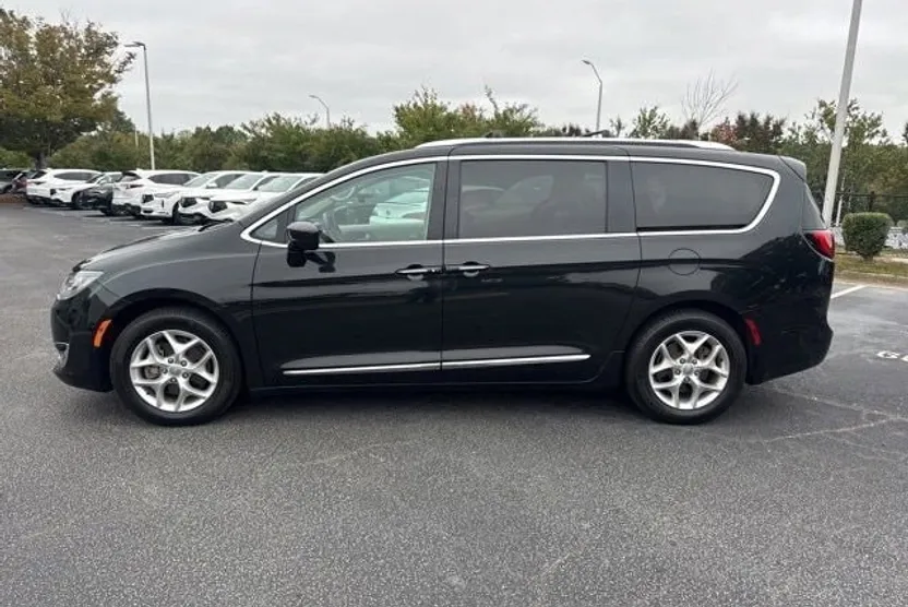 2017 Chrysler Pacifica Touring Plus photo 1