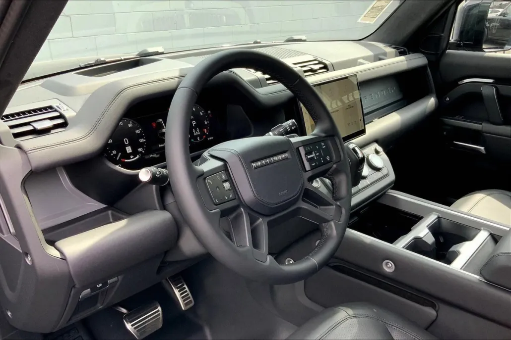 2025 Land Rover Defender 130 V8 photo 1