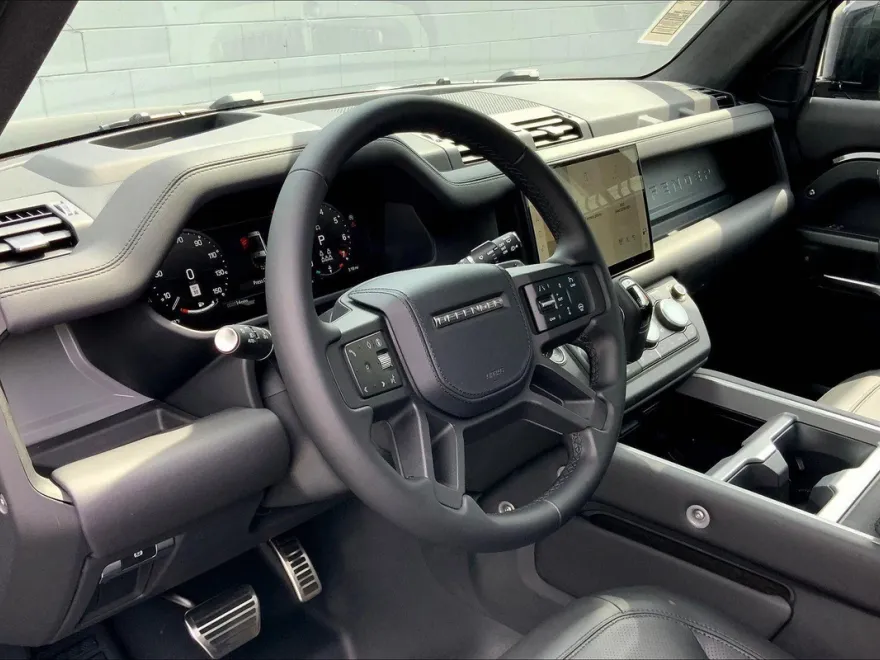 2025 Land Rover Defender 130 V8 photo 1