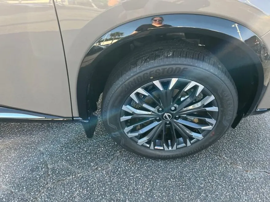 2025 Nissan Rogue Platinum photo 1