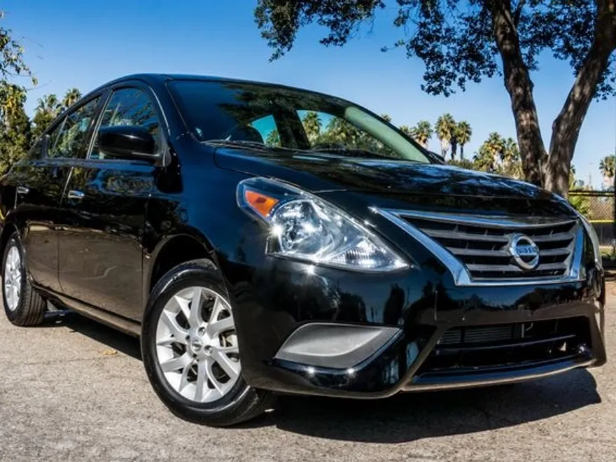 2018 Nissan Versa Plus photo 1