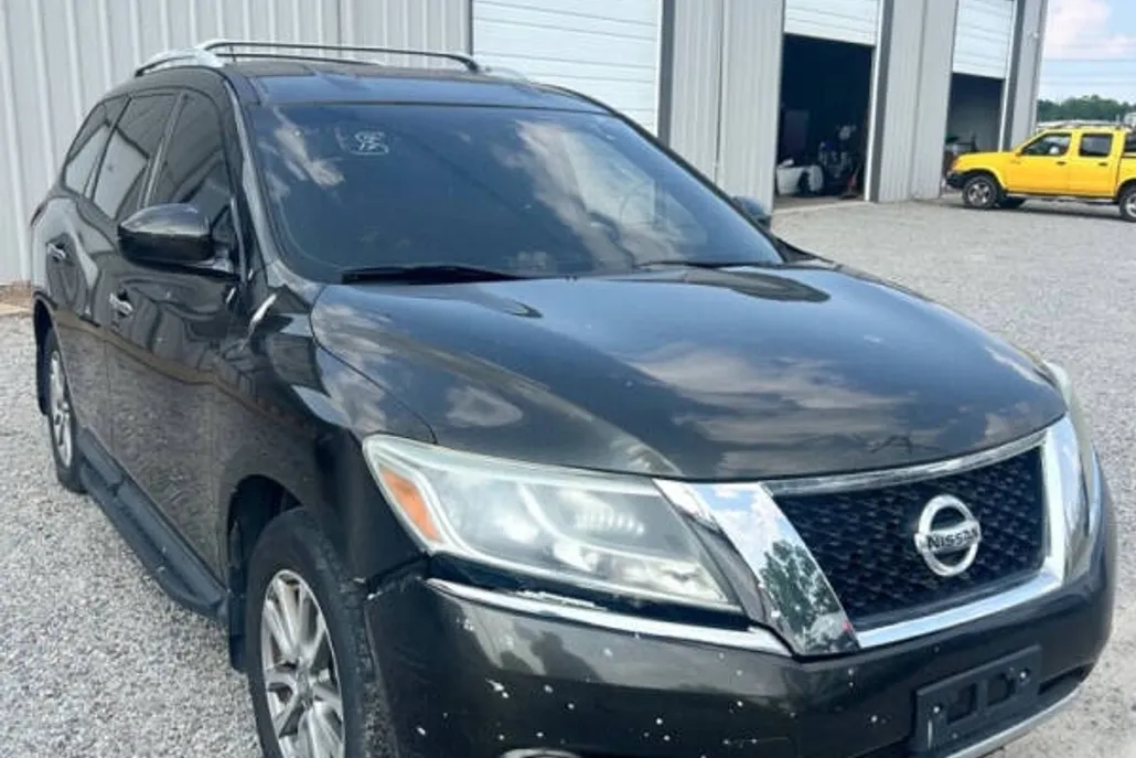 2015 Nissan Pathfinder S photo 1