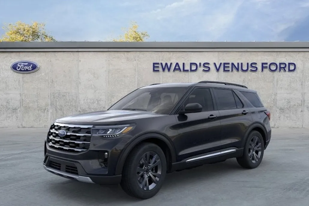 2025 Ford Explorer photo 1