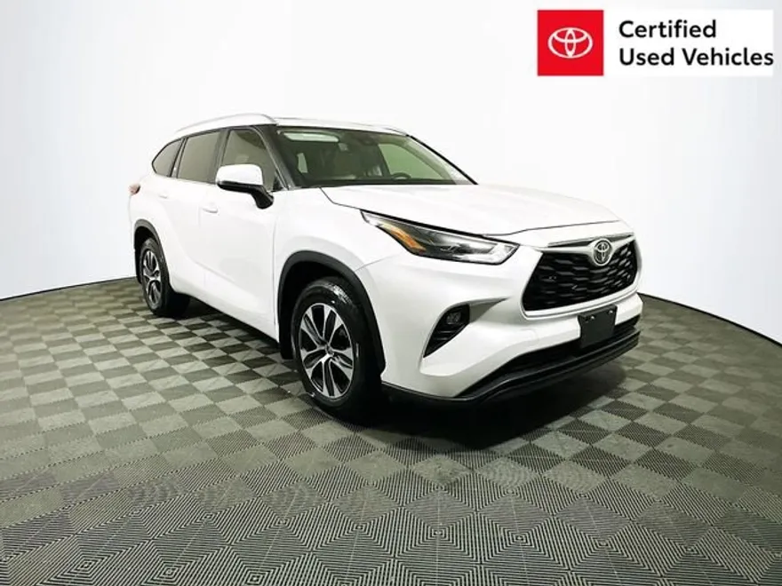 2023 Toyota Highlander XLE photo 1