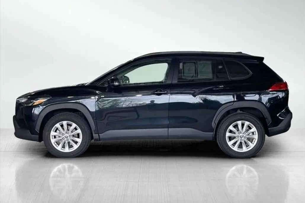 2022 Toyota Corolla Cross LE photo 1