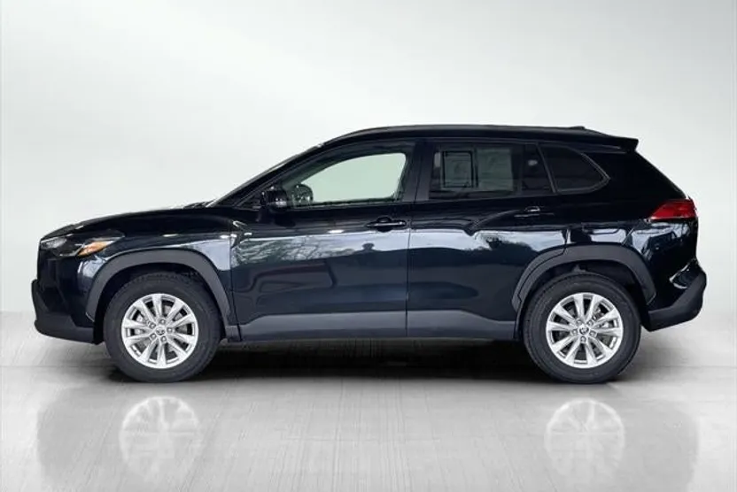 2022 Toyota Corolla Cross LE photo 1