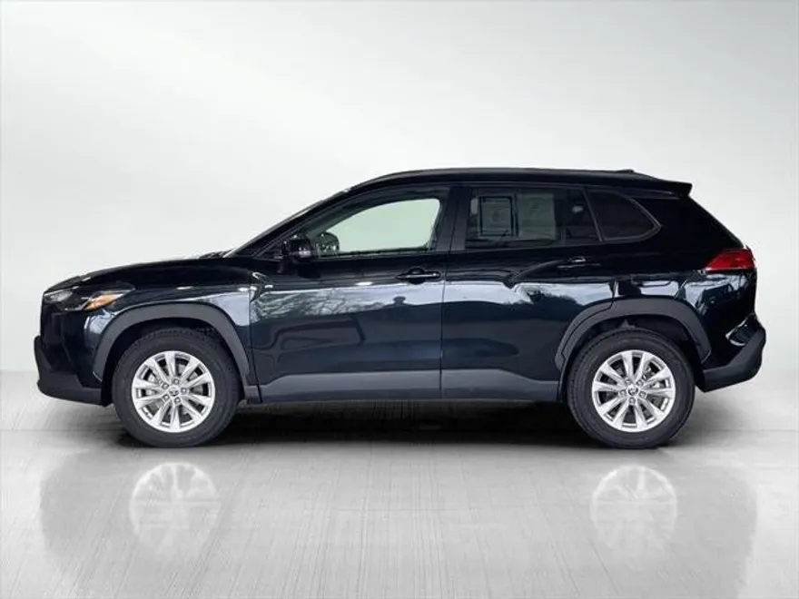 2022 Toyota Corolla Cross LE photo 1