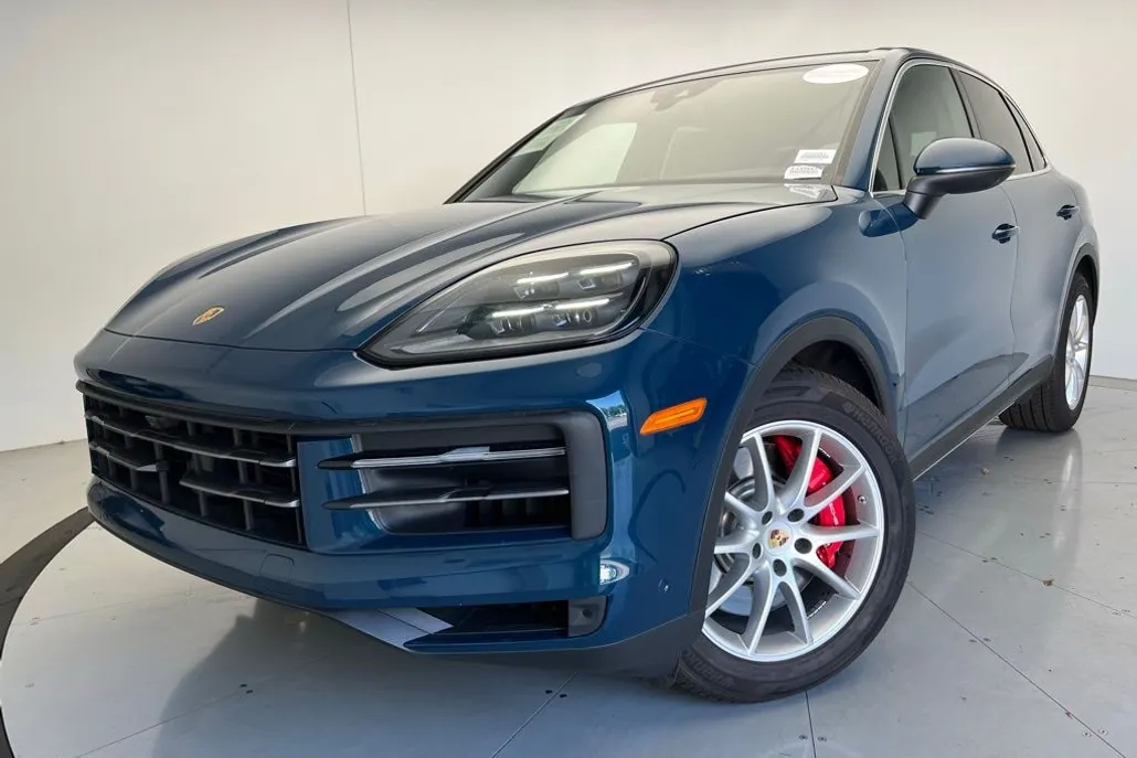 2024 Porsche Cayenne S photo 1