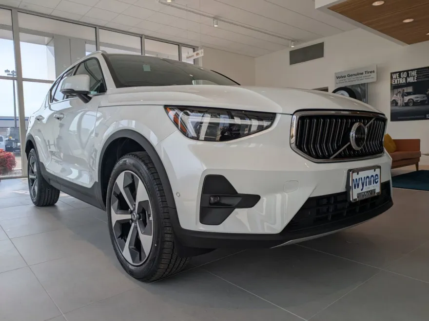 2025 Volvo XC40 Plus photo 2