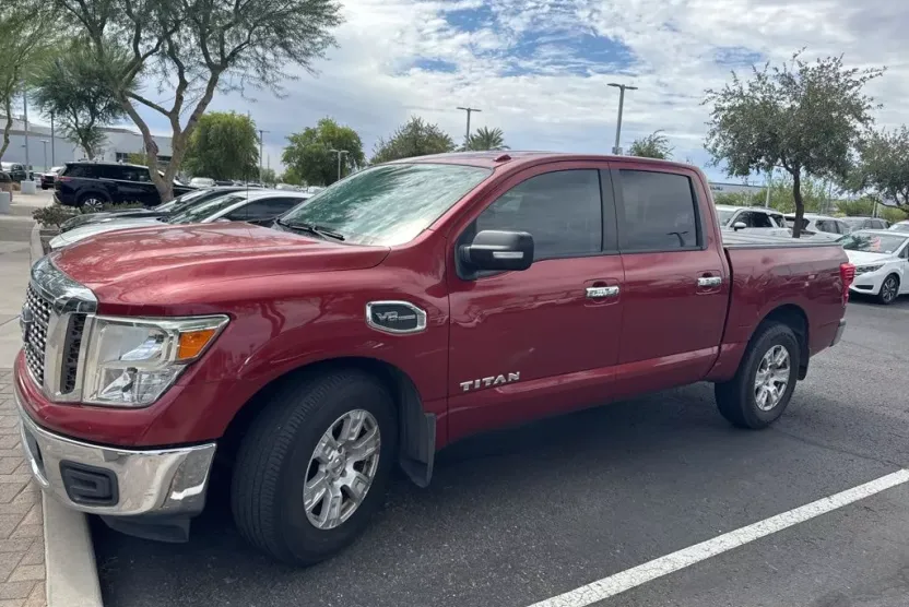 2017 Nissan Titan SV photo 1