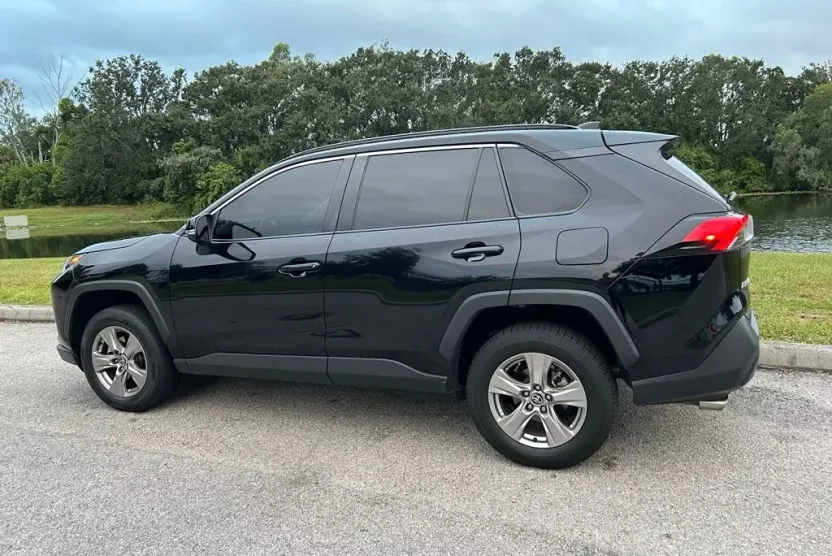 2022 Toyota RAV4 XLE photo 1