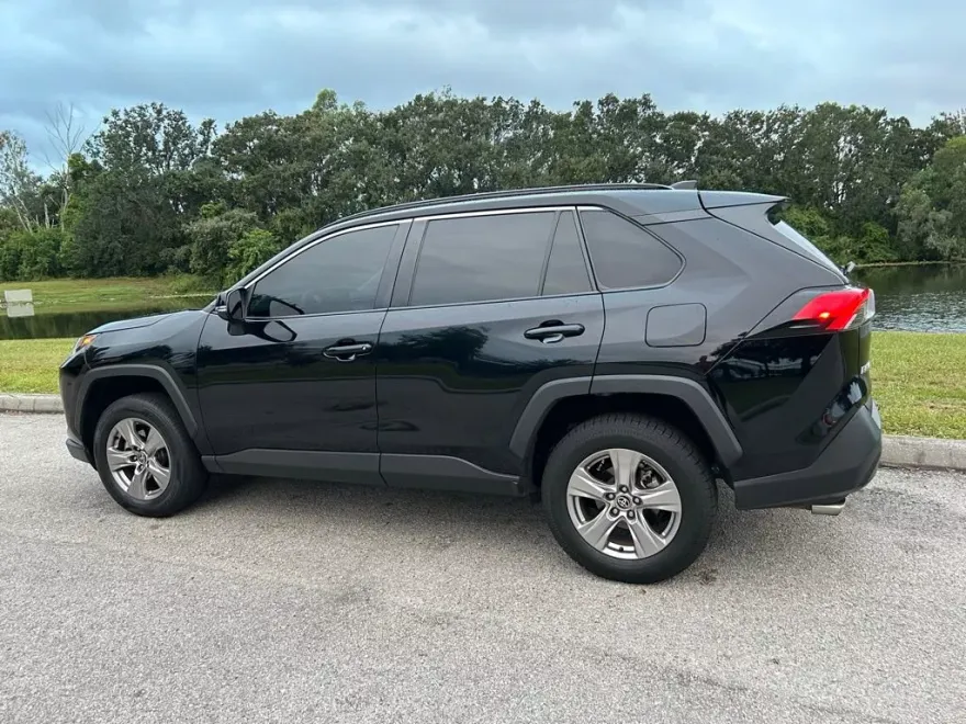 2022 Toyota RAV4 XLE photo 1