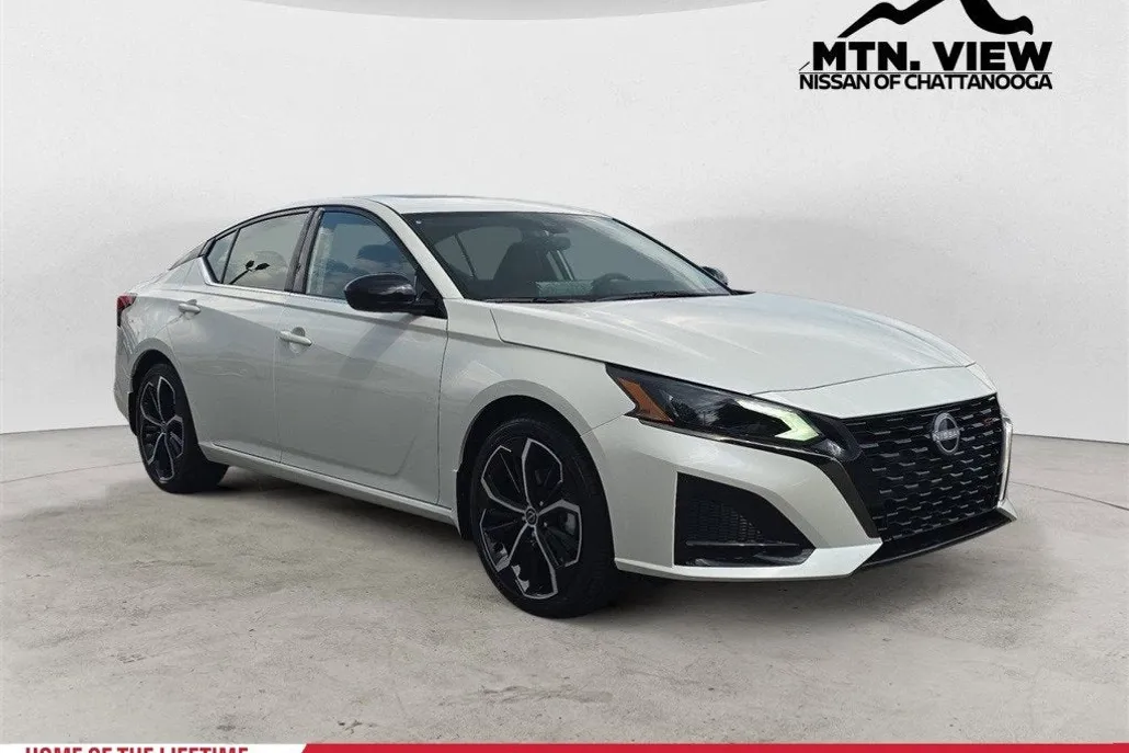 2025 Nissan Altima SR photo 1