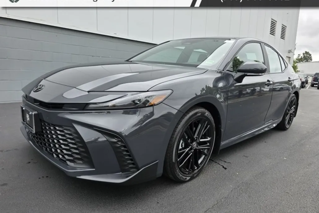 2025 Toyota Camry SE photo 1