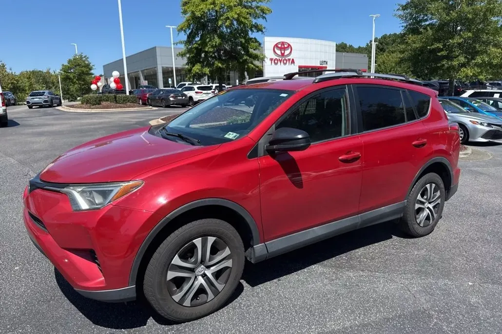 2017 Toyota RAV4 LE photo 1