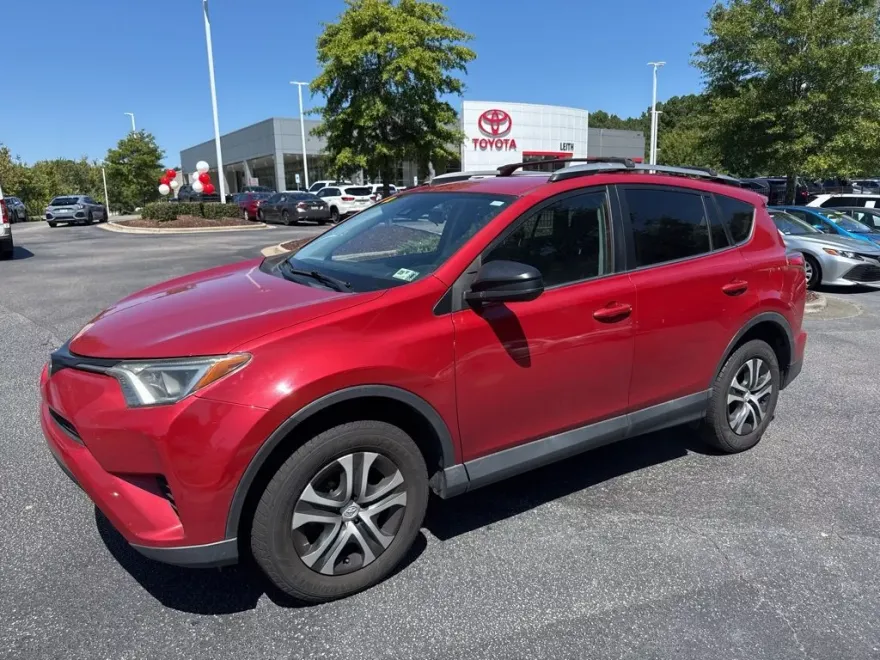 2017 Toyota RAV4 LE photo 1