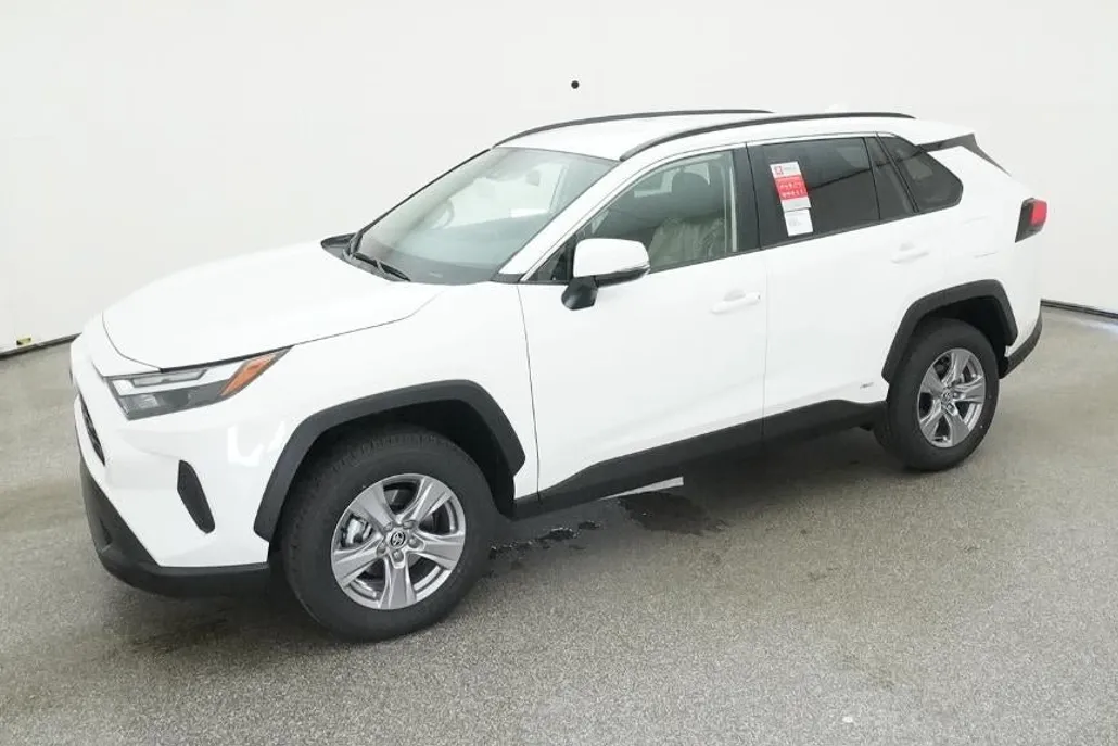 2025 Toyota RAV4 Hybrid LE photo 1