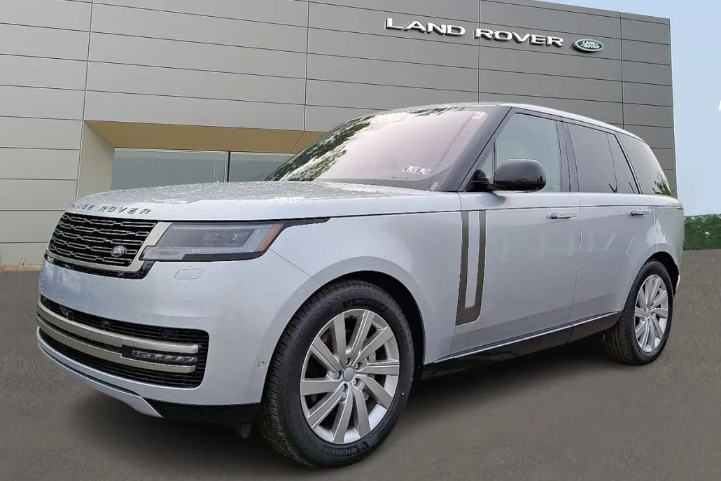 2023 Land Rover Range Rover SE photo 1