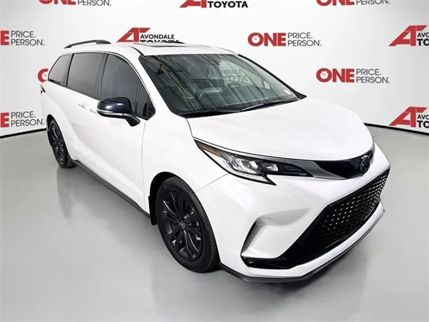 2023 Toyota Sienna XSE XLE photo 1
