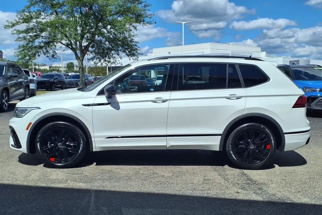 2022 Volkswagen Tiguan SE R-Line Black photo 1