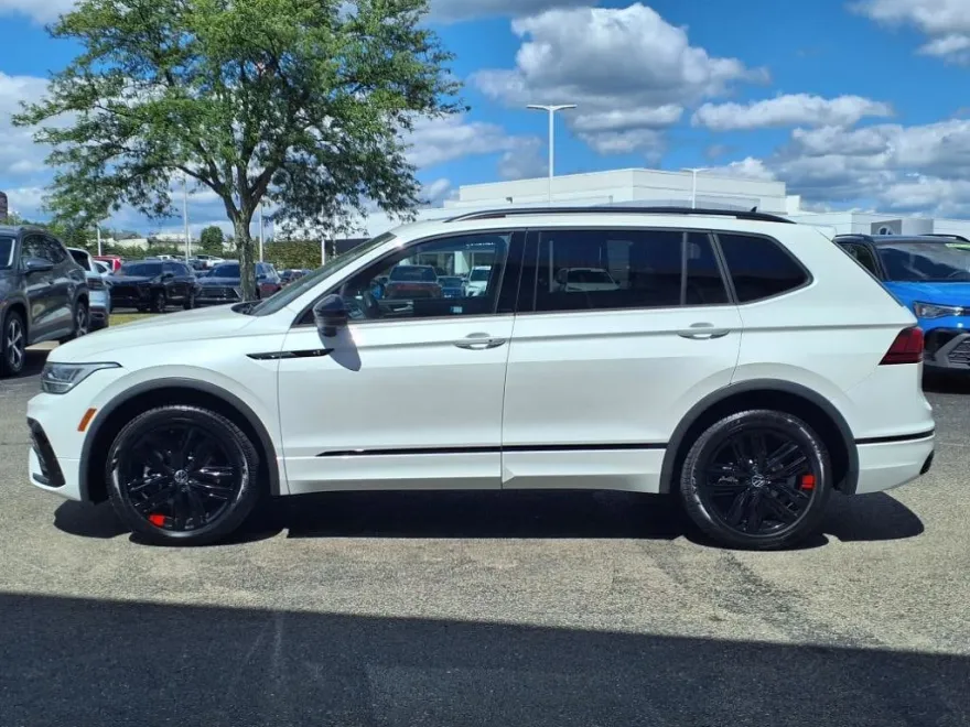 2022 Volkswagen Tiguan SE R-Line Black photo 1