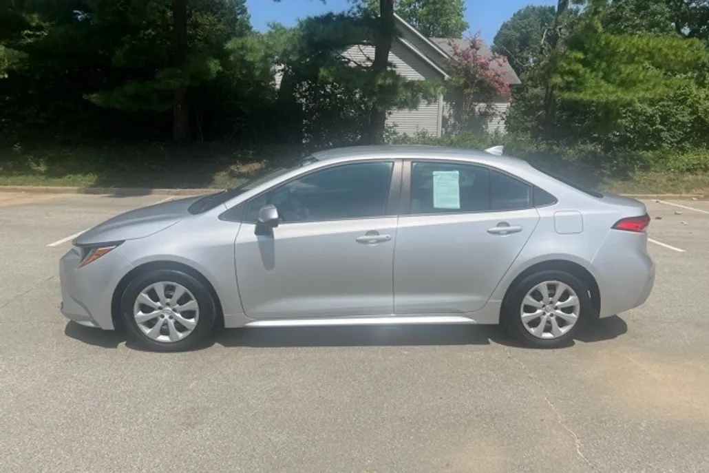 2024 Toyota Corolla LE photo 1