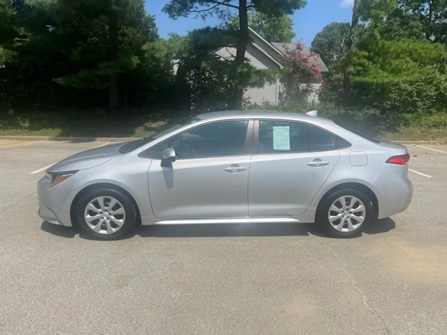 2024 Toyota Corolla LE photo 1