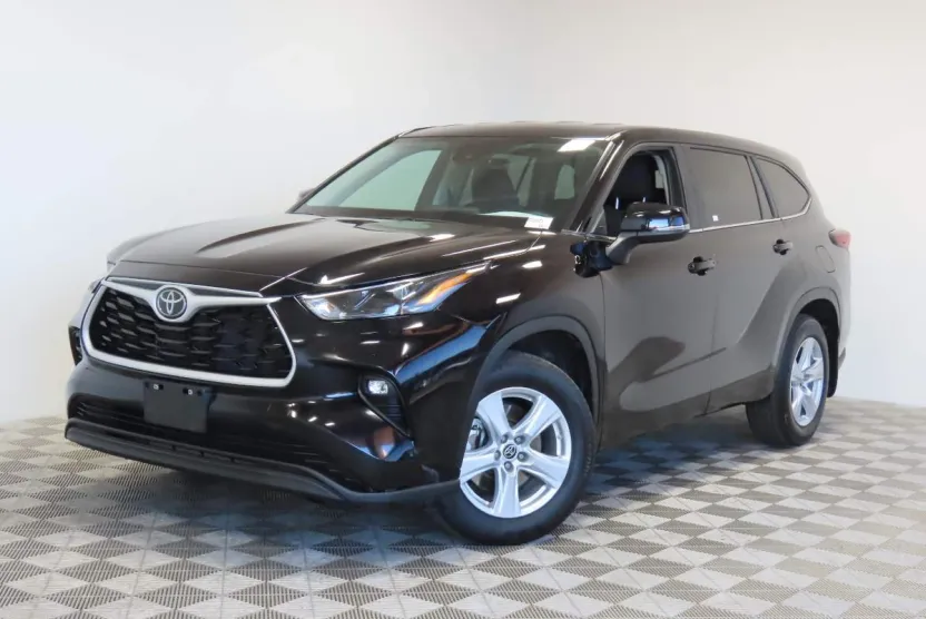 2024 Toyota Highlander LE photo 1