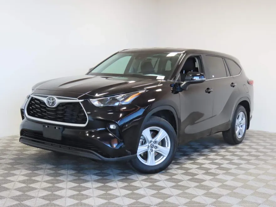 2024 Toyota Highlander LE photo 1