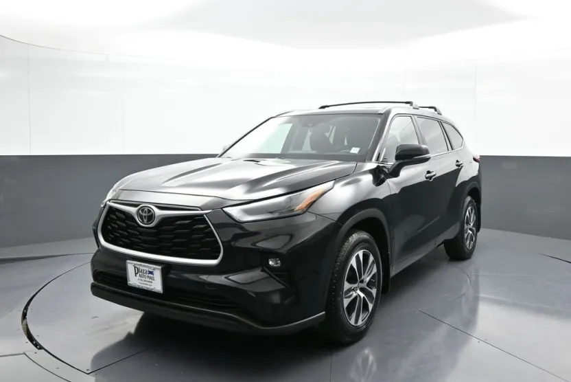 2023 Toyota Highlander XLE photo 1