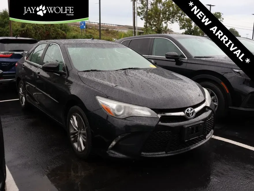 2017 Toyota Camry SE photo 1
