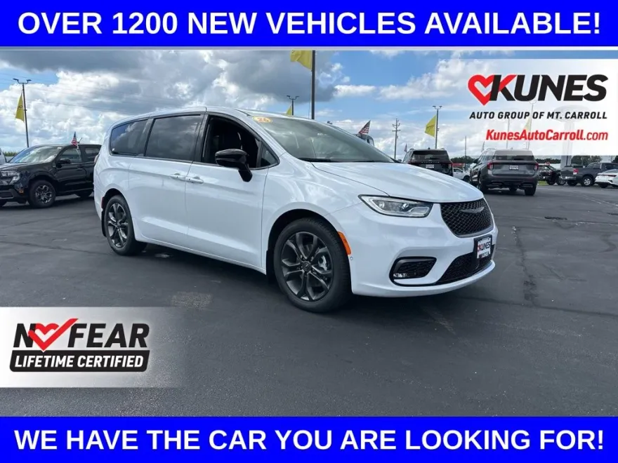 2026 Chrysler Pacifica photo 1