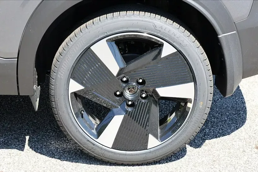 2025 Nissan Kicks SR photo 1