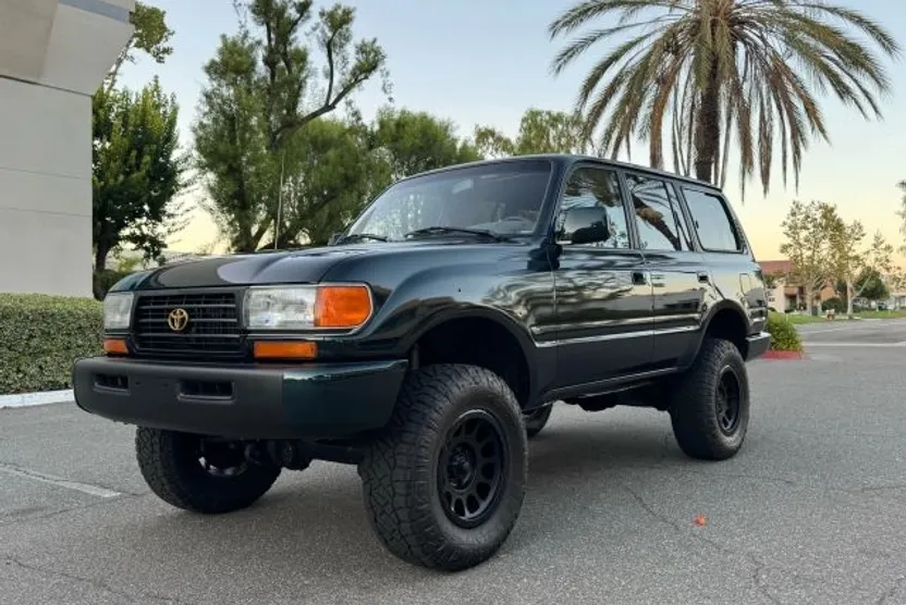 1996 Toyota Land Cruiser VX photo 1