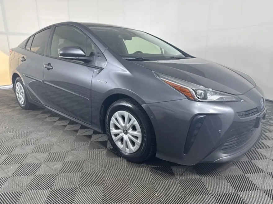 2022 Toyota Prius L photo 1