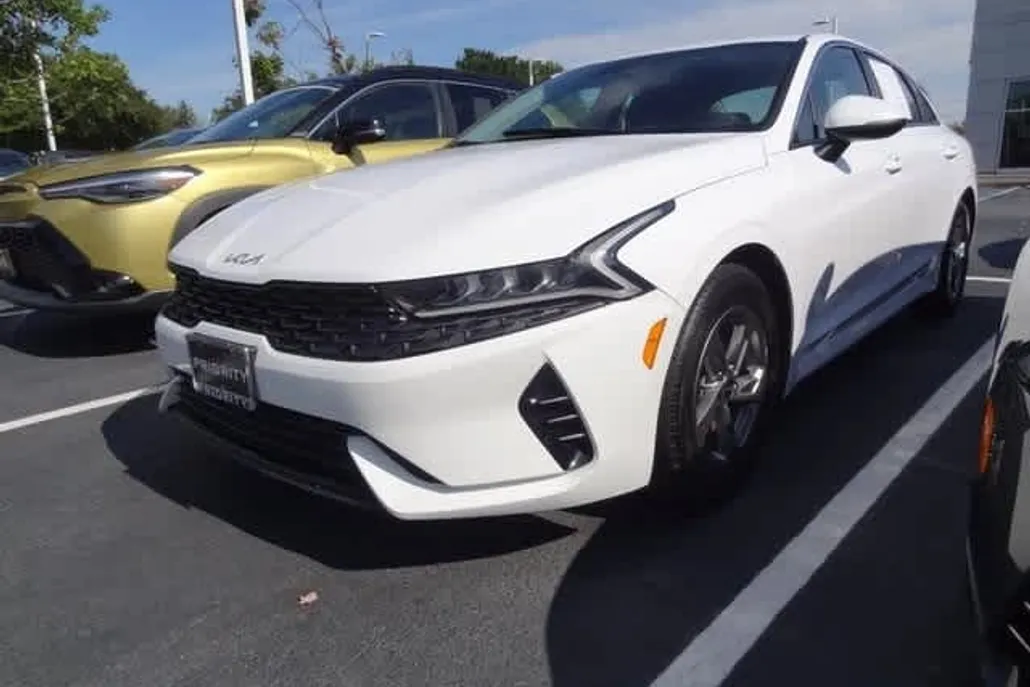 2023 Kia K5 LXS photo 1