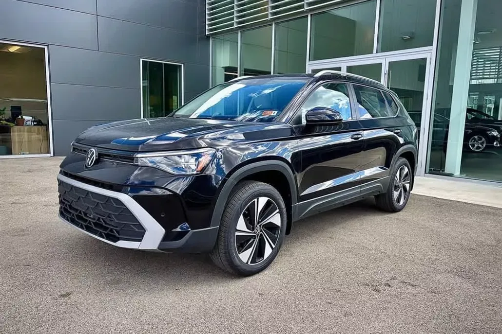 2025 Volkswagen Taos SE photo 1