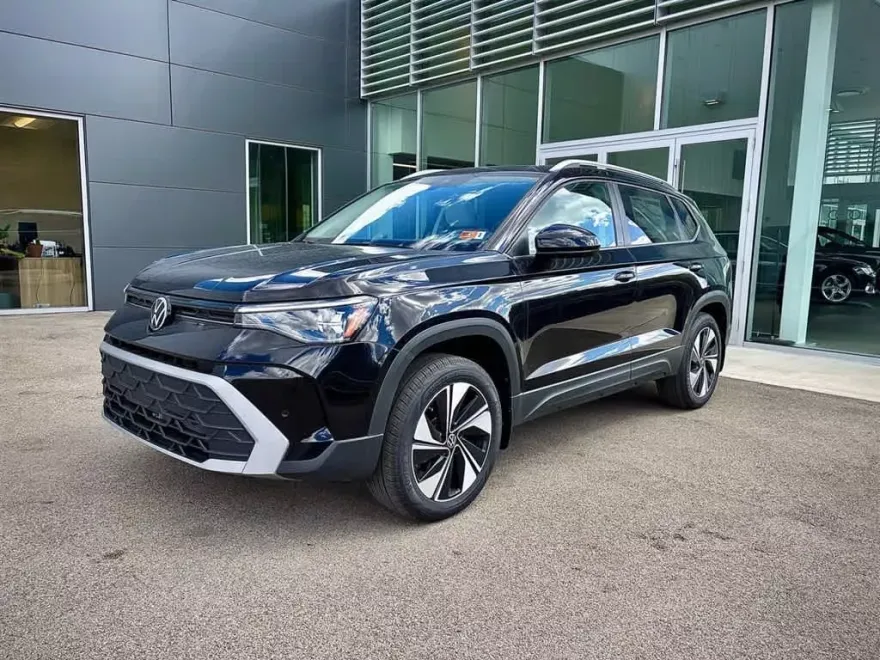 2025 Volkswagen Taos SE photo 1