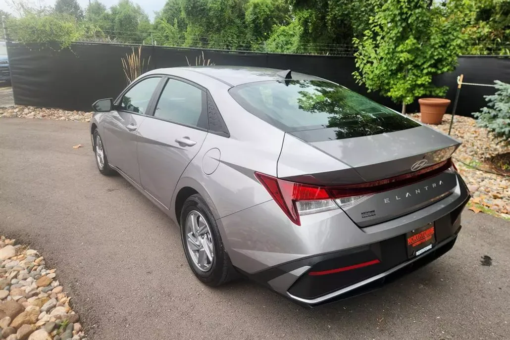 2024 Hyundai Elantra SE photo 1