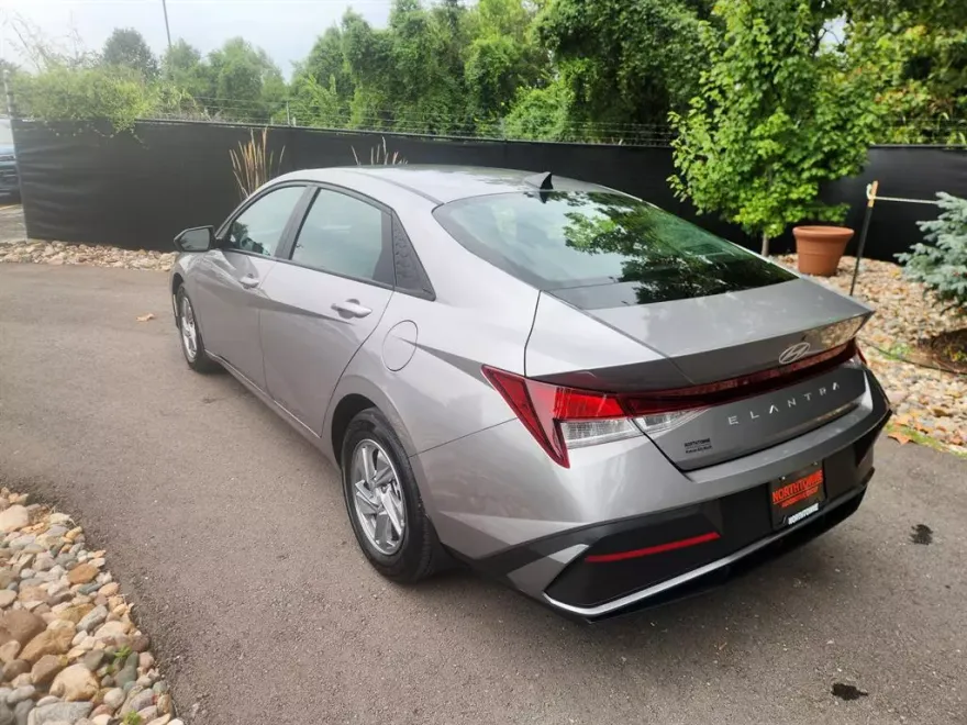 2024 Hyundai Elantra SE photo 1