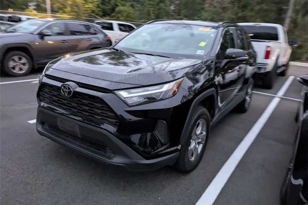 2024 Toyota RAV4 XLE photo 1