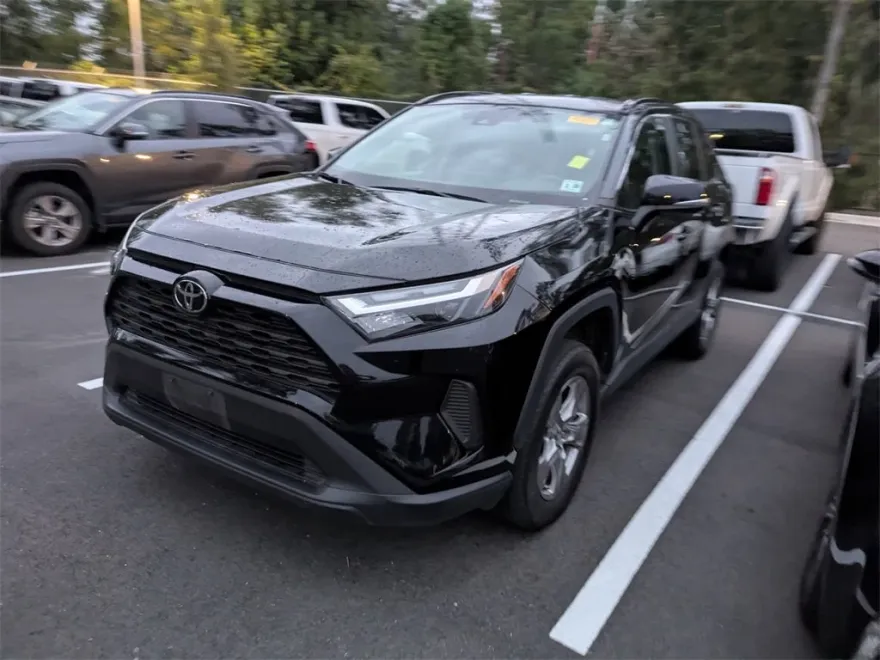 2024 Toyota RAV4 XLE photo 1