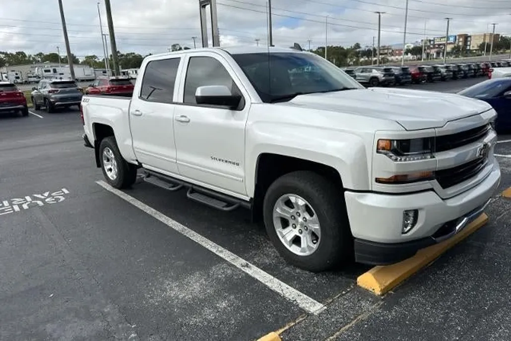 2018 Chevrolet Silverado 1500 LT photo 1