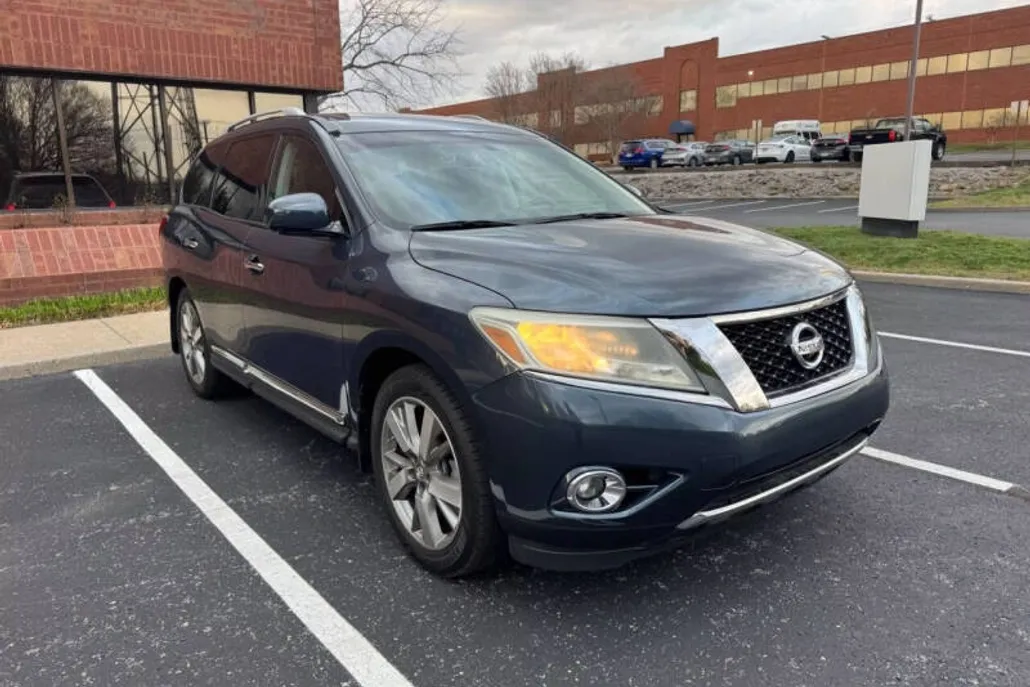 2014 Nissan Pathfinder Platinum photo 1