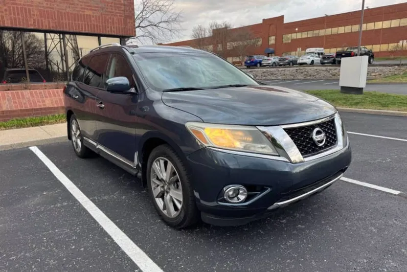 2014 Nissan Pathfinder Platinum photo 1