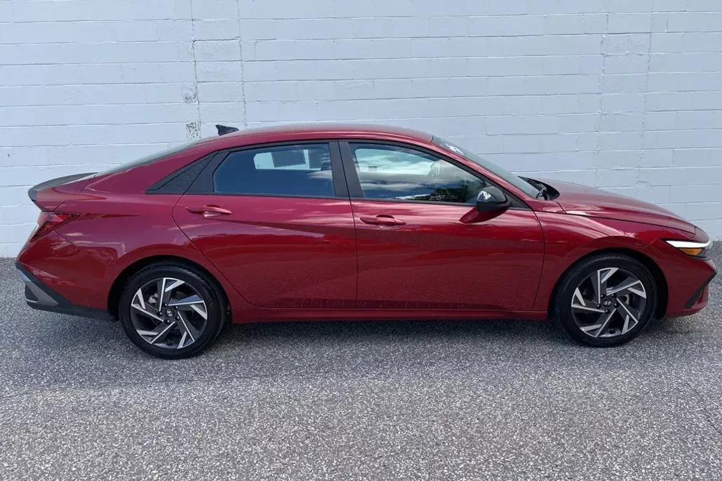 2025 Hyundai Elantra SEL Sport photo 1