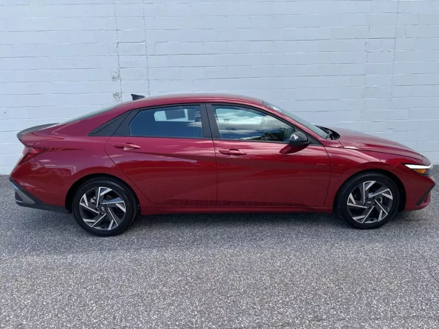 2025 Hyundai Elantra SEL Sport photo 1