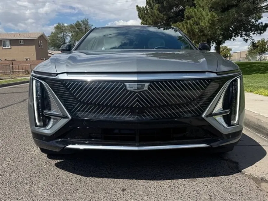 2024 Cadillac Lyriq Luxury photo 2